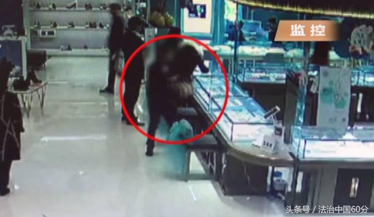 男子偷女子钱包,男子盗窃女友包