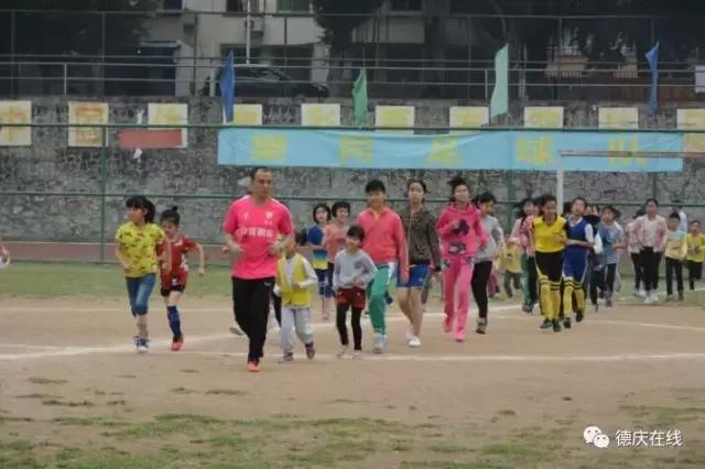 小孩学踢足球视频,小朋友学踢足球视频