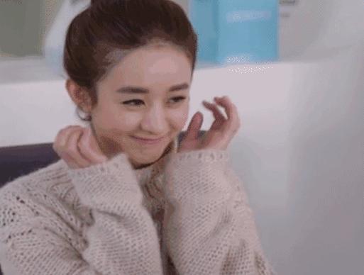 化妆只化上半部分的脸照片,最简单化妆步骤额头粉底