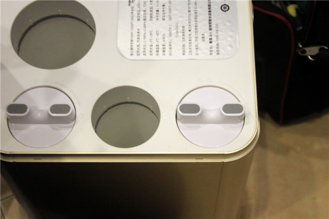 净水机净化出健康的水,万元净水机