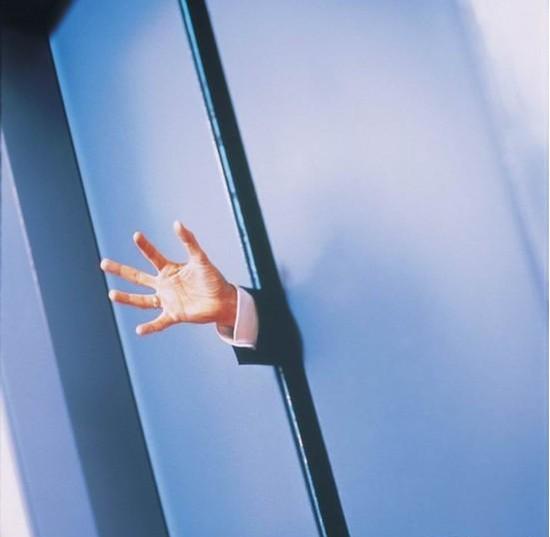 福建福州电梯故障自救视频,手扶电梯故障如何自救