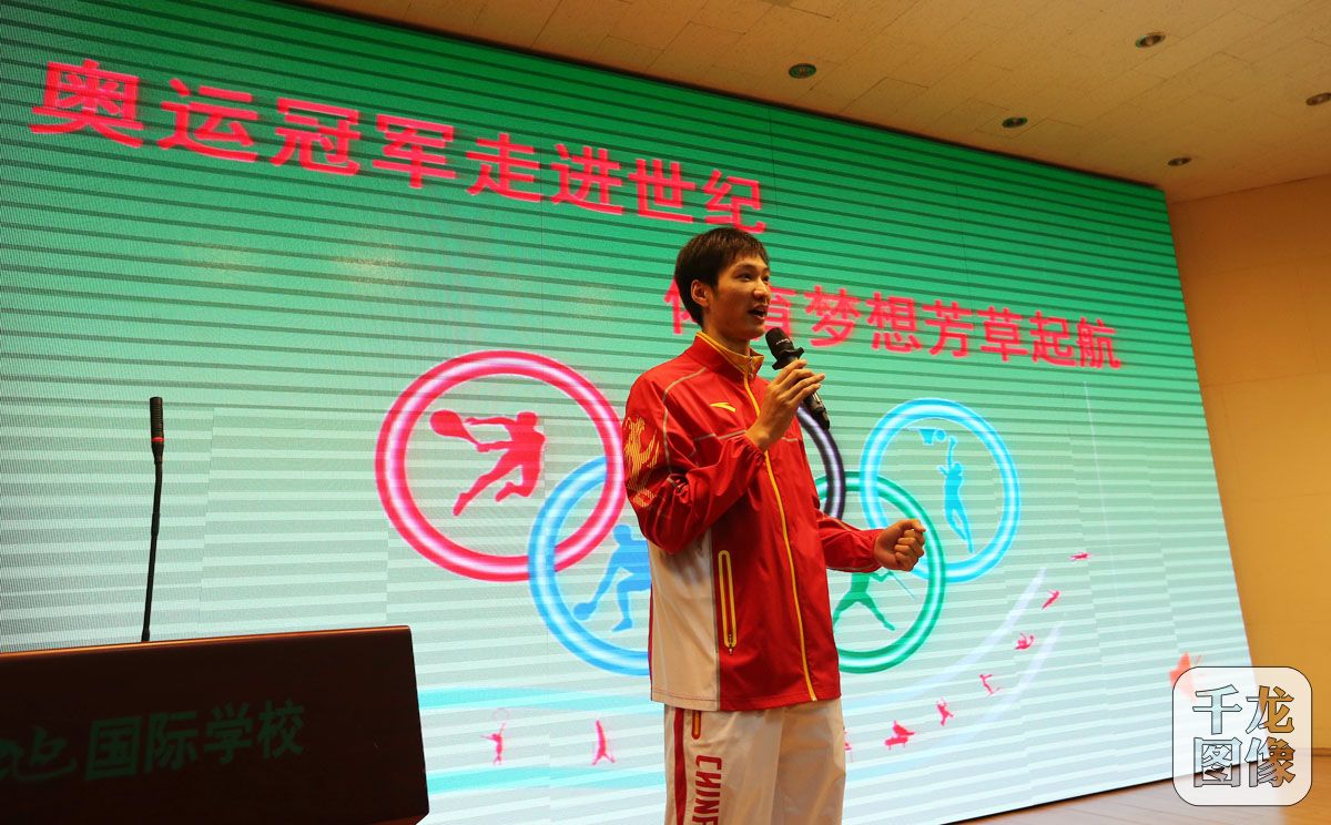 奥运冠军雷声走进世纪小学亲自指导学生练习击剑