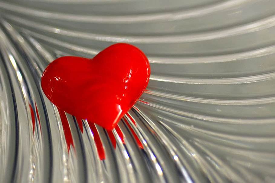 雨水把尸体冲出来,雨水把棺材冲出来了