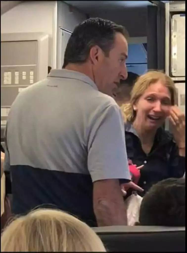 美国航空又出恶性事件!空乘抢夺婴儿车撞伤母亲,还约架乘客