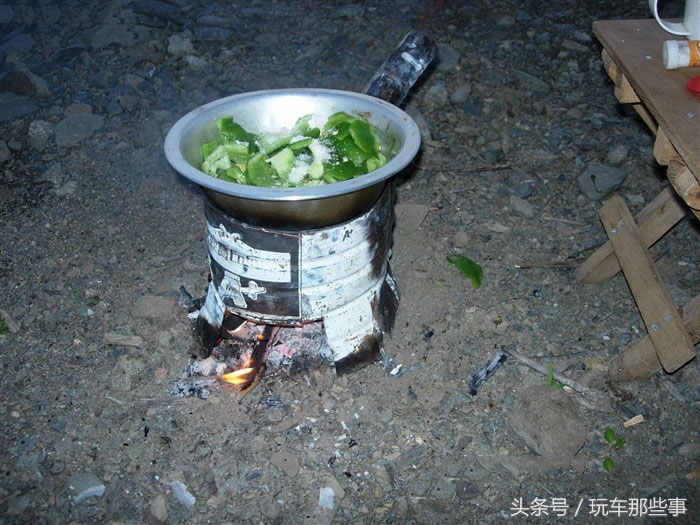 50后老夫妻自改房车,60岁夫妻自改床车自驾游