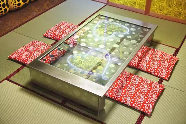 草间弥生跨界玩室内设计，你敢住进这样扎眼的房间吗？！