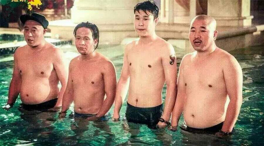 男子骑电瓶车失控撞上路边小哥,男子骑电动车撞上路边停放车受伤