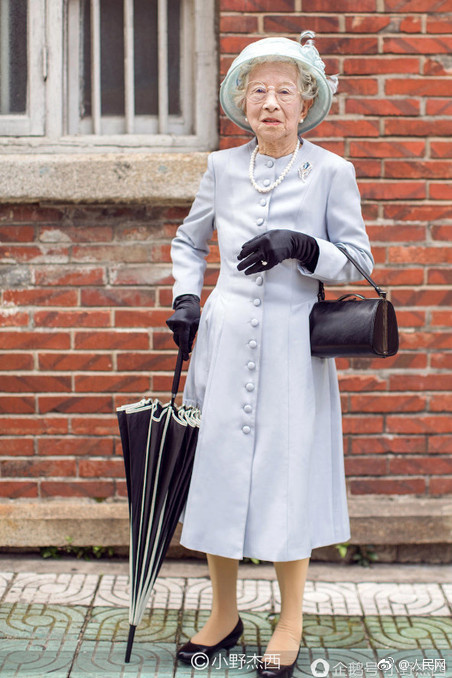 男子骑电瓶车失控撞上路边小哥,男子骑电动车撞上路边停放车受伤