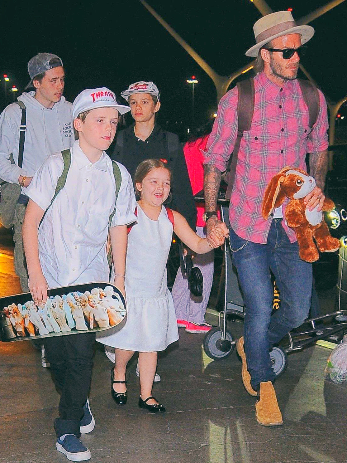 小七出街超拉风贝克汉姆家豪华保镖团紧相随