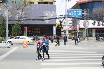 小孩乱穿马路被撞了怎么处理,学生乱穿马路视频