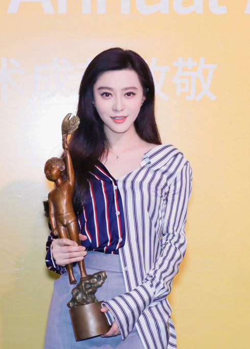 从毯星到戛纳电影节主竞赛评委,从红毯艺人到著名演员赵丽颖