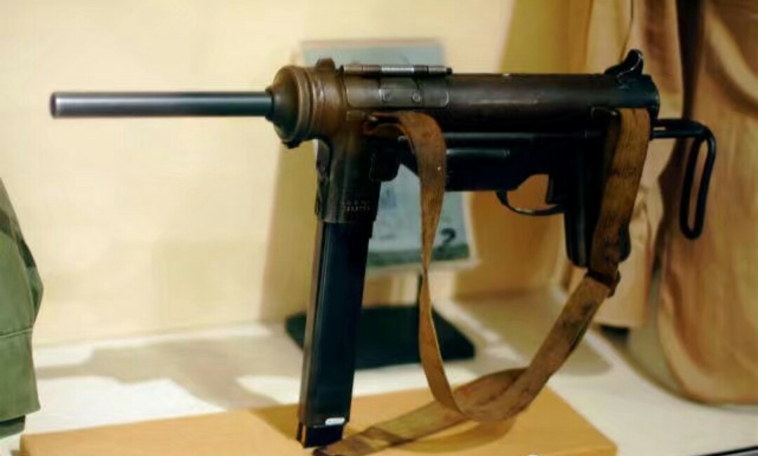 亮剑李云龙望远镜照片 (亮剑李云龙拿着望远镜的图片)