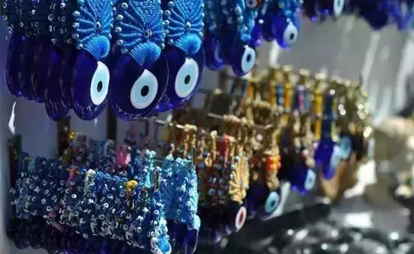 出门旅行,有些纪念品最好不要带回家