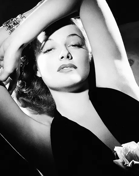 矮胖女孩丑照被人寄给选美赛，她竟因此赢得大奖踏上璀璨星途