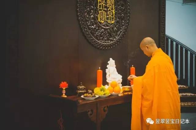 翡翠佳名世共稀,佛堂高下巧相宜