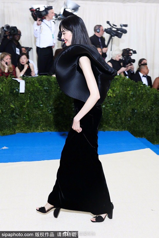 大幂幂大表姐美得稳妥可我更喜欢“玩很大”的日日和水果姐！