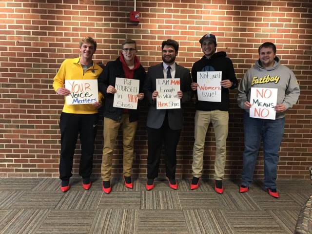 一群老外穿高跟鞋走台步,欧美壮汉穿高跟鞋街头