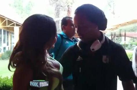 她被称为最性感的体育女主持人，小罗盯着她的胸部看呆！