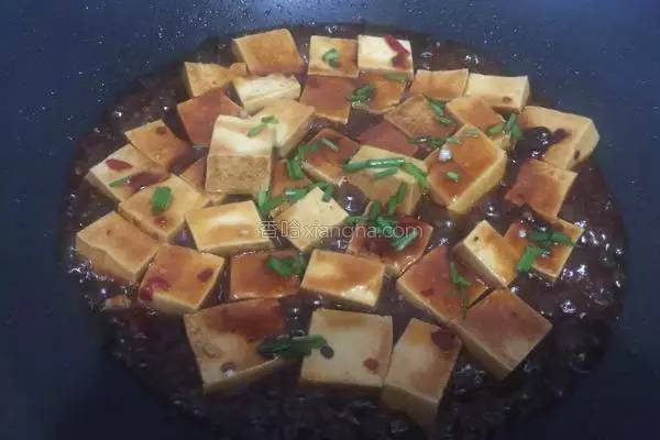 豆腐的这种做法太下饭了，咬一口会爆汁，孩子把盘子都舔干净