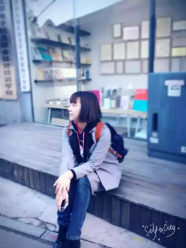 她是掌管千人集团内政的女副总，也是小九金服“行走的鸡汤”