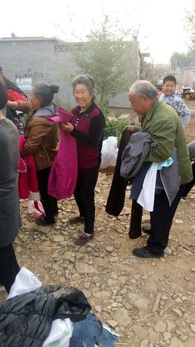 志愿者捐赠衣物视频,志愿者服务队捐赠