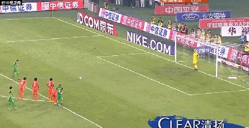 王大雷与球童互动后扑出重要点球,王大雷扑出的十大必进球