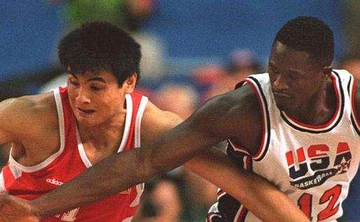 中国男篮朱芳雨打架,中国男篮最铁血的一战视频朱芳雨