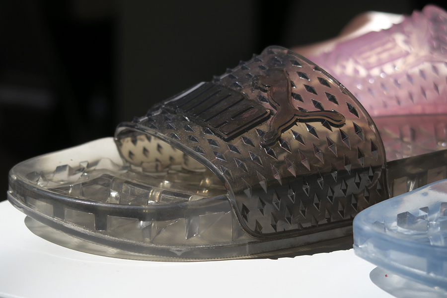 我们为你挑了8双拖鞋,这个夏天它是你最舒适也最时髦的装备