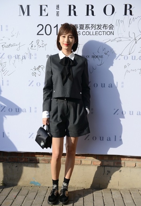 有一种球袜，穿上不是去踢球而是去露腿，杨幂江疏影都这么干！