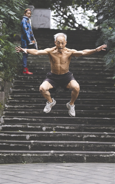 厉害了大妈跳藏族广场舞,厉害大爷大妈健身