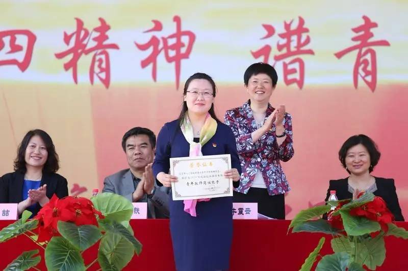 不忘初心跟党走砥砺前行创辉煌,不忘初心跟党走砥砺前行共繁荣