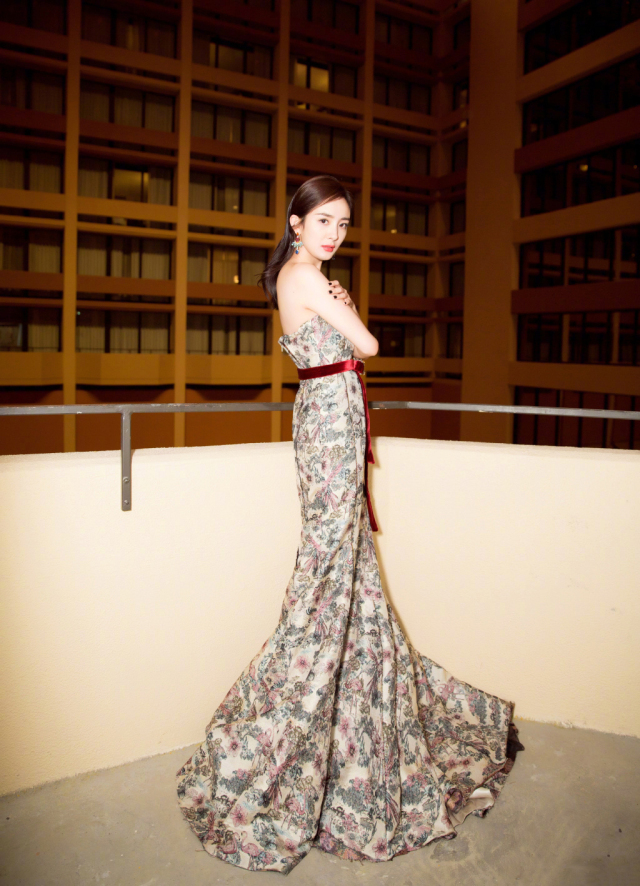 最近杨幂在机场现身变化让人惊讶,杨幂把机场当个人t台秀