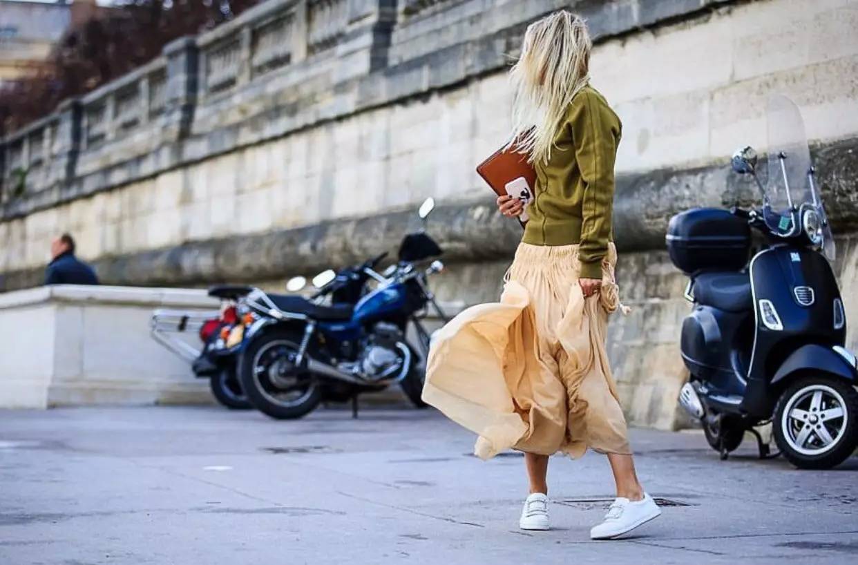 最近杨幂在机场现身变化让人惊讶,杨幂把机场当个人t台秀