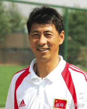 京津大战出击时一脚蹬到高峰的肚子，留下六个明显的鞋钉印！