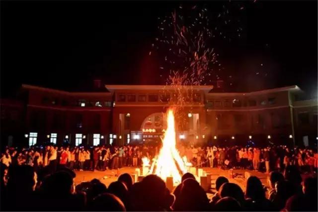 这所颜值逆天的学校，不仅是剧组常驻地，连教授都是国内一线明星