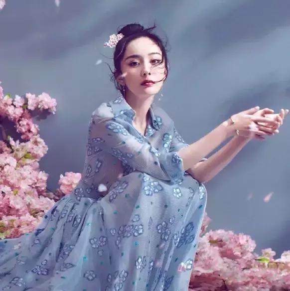 丸子头炸毛娃娃发型,永不过时的丸子头超级简单哦