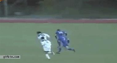 足球十大搞笑进球动图,中国足球过人晃人摔倒gif