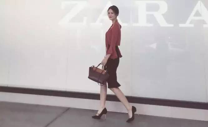 她们为别人穿的衣服,最后都一件一件脱了下来