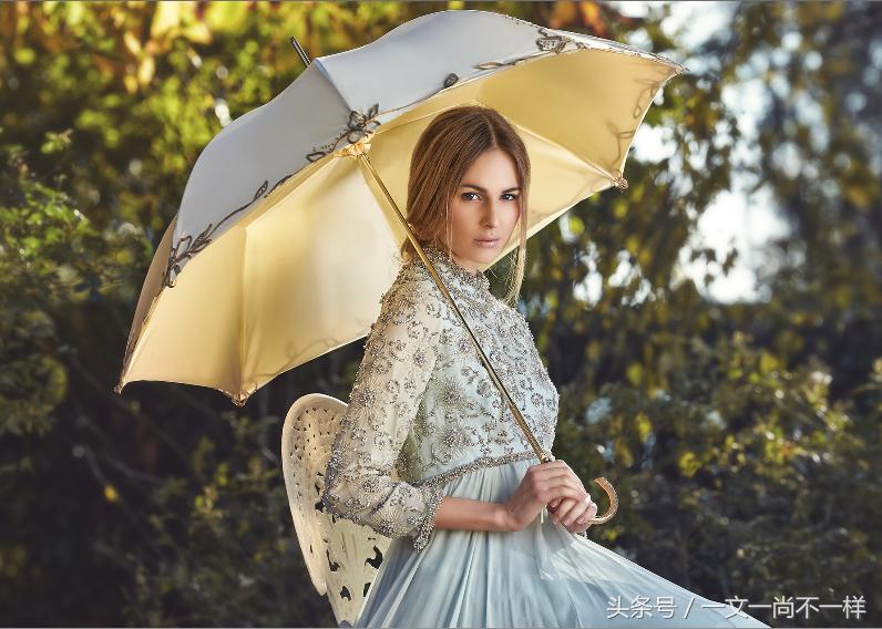 一把伞撑出花花世界，不开劳斯莱斯雨中照样傲娇走