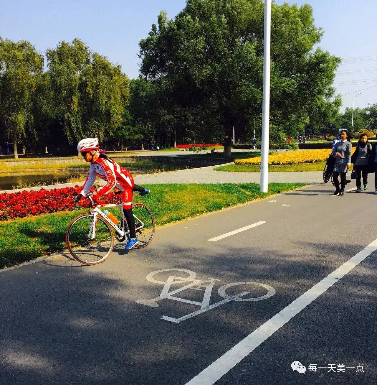 沈阳浑河边骑行夜景,浑河漫步道自行车