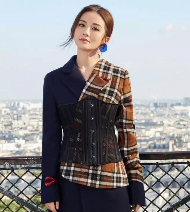 把足球放脖子,足球打在脑袋上会怎么样