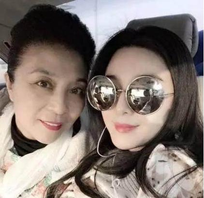 母亲节王俊凯像妈妈送礼物,王俊凯母亲节