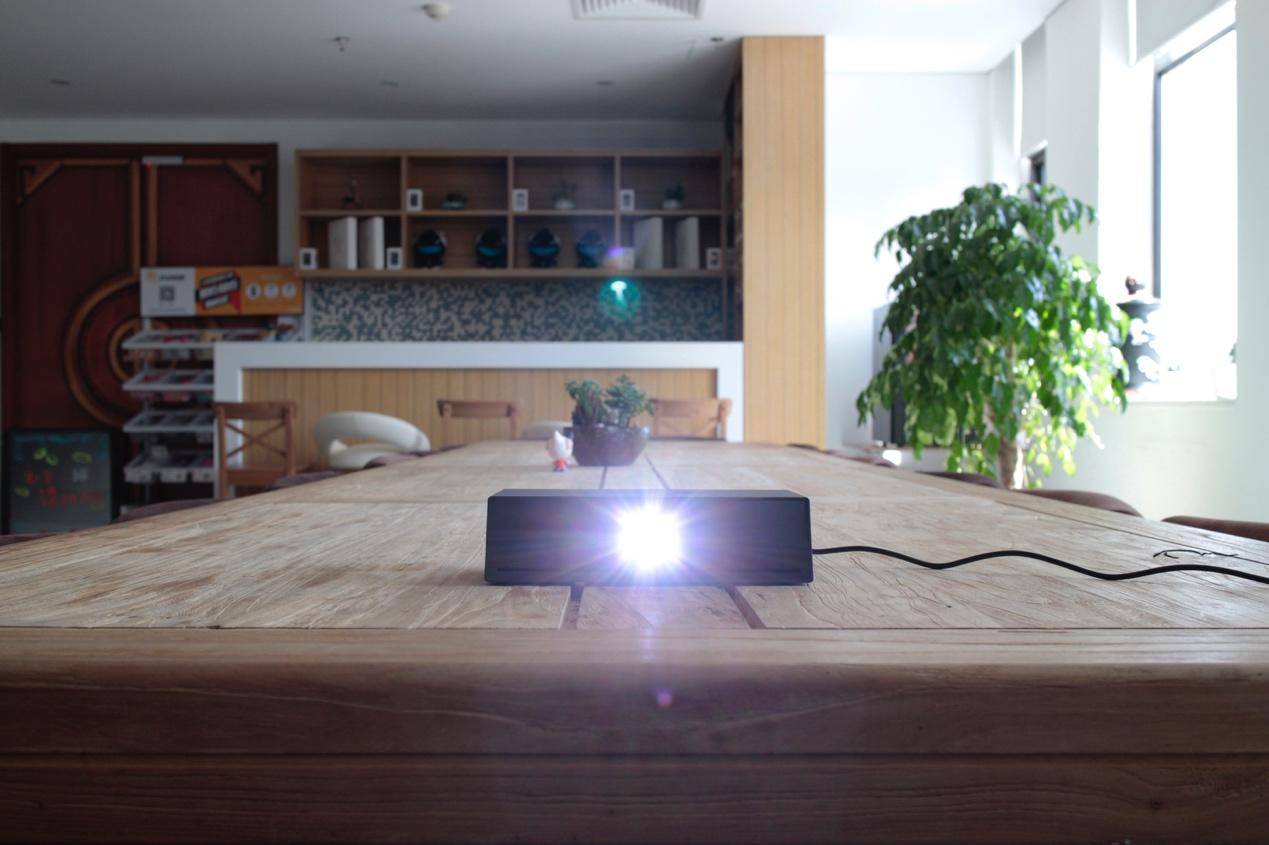 微鲸变维打击小米乐视:私人移动影院,一秒自动变焦