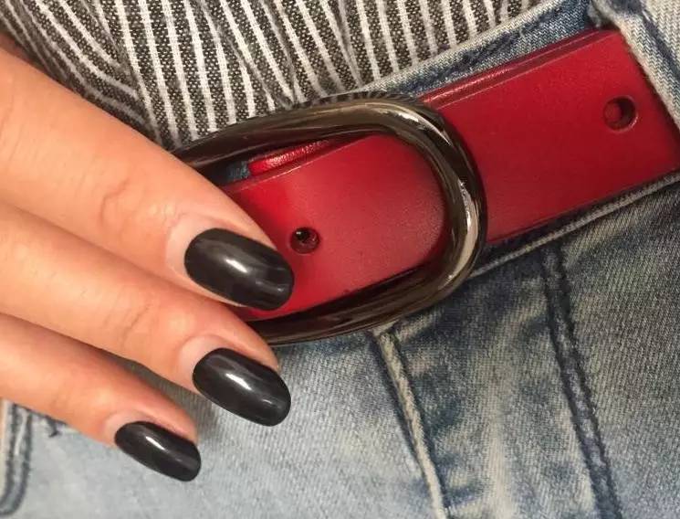 她们为别人穿的衣服,最后都一件一件脱了下来