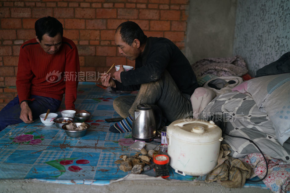 “疯狂的玛瑙”农民工熬夜寻宝，“淘石客”日赚千元的心酸~