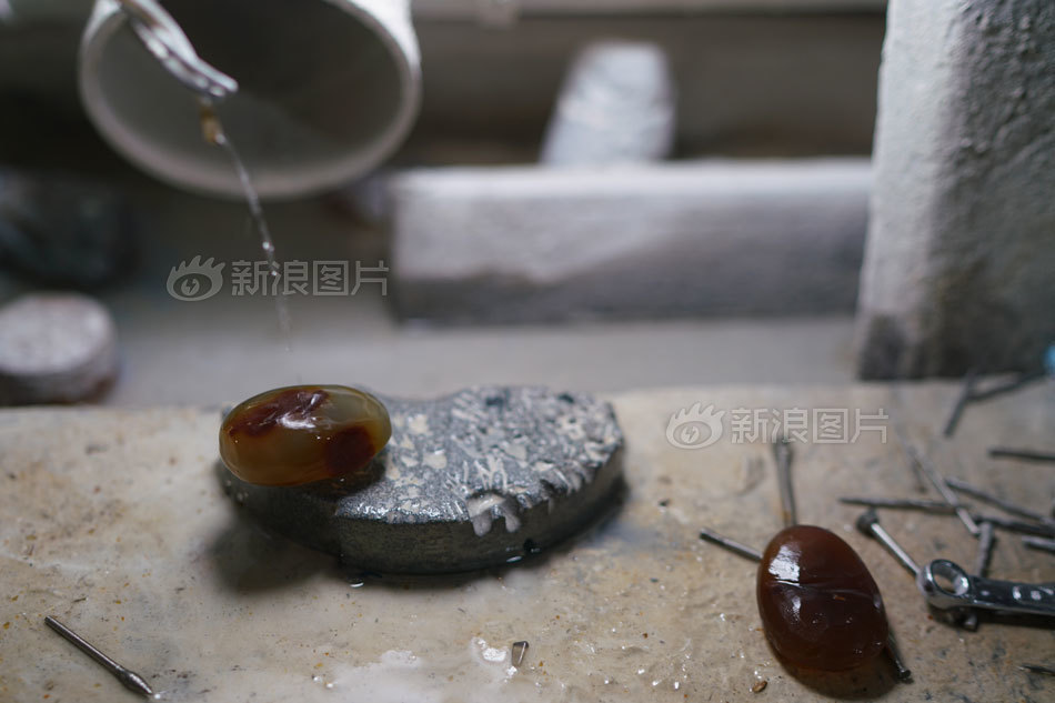 “疯狂的玛瑙”农民工熬夜寻宝，“淘石客”日赚千元的心酸~