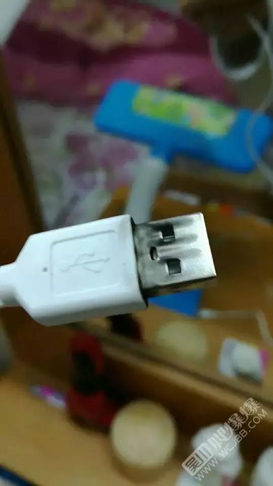 吴川网友刚买手机,结果手机充电接口竟然烧焦了!