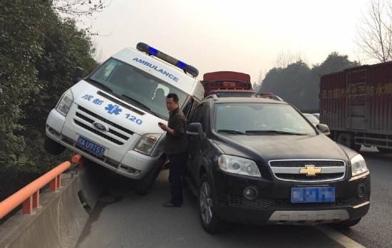 红灯避让救护车怎么做,遇到红灯避让救护车视频