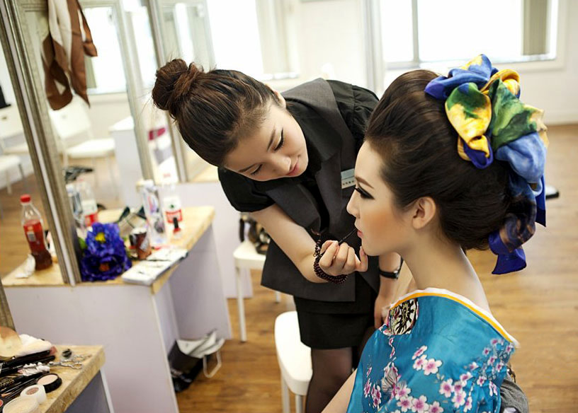 学化妆美甲前景怎么样,正规学化妆美甲培训就业率