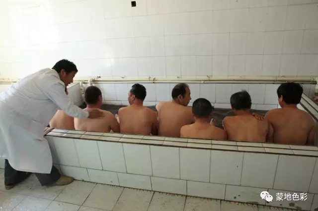 他被评为最美乡村医生上过央视春晚他是草原神医他是蒙古人